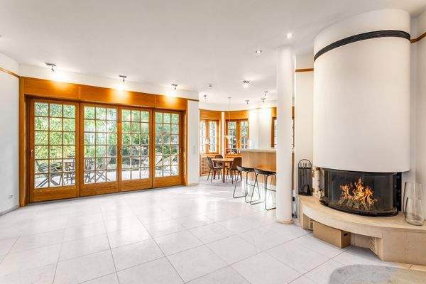 Blick zur Küche und Essbereich mit Terrasse