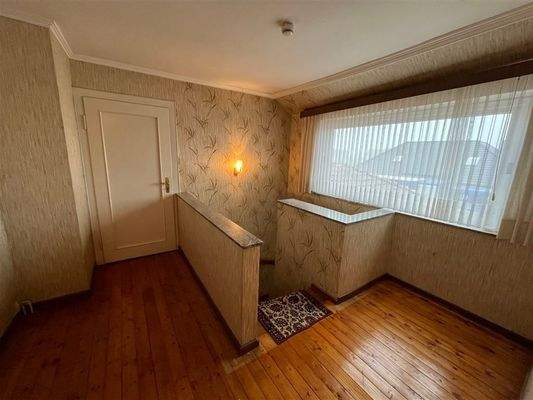 Flur OG mit Treppe zum EG