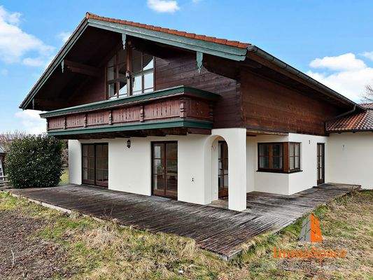 Blick vom Garten auf das Zweifamilienhaus