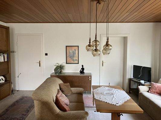 EG: Wohnzimmer - Blick Richtung Flurtür & Küchentür