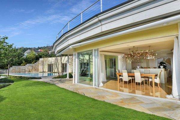 Gesamte Garten- und Seeseite mit deckenhohen Glasschiebeelementen