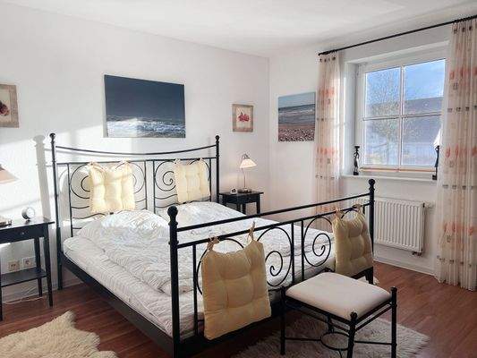 Helles Schlafzimmer mit...