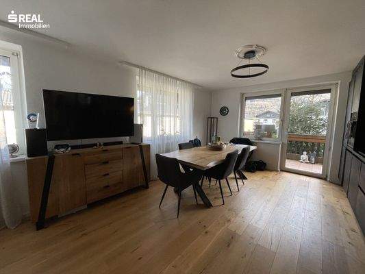 Wohnzimmer mit offener Küche