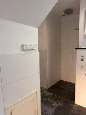 Das Hauptbad im Hochparterre mit Dusche und Badewanne - und Fenster!