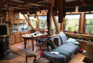 Wohnzimmer mit offener Küche