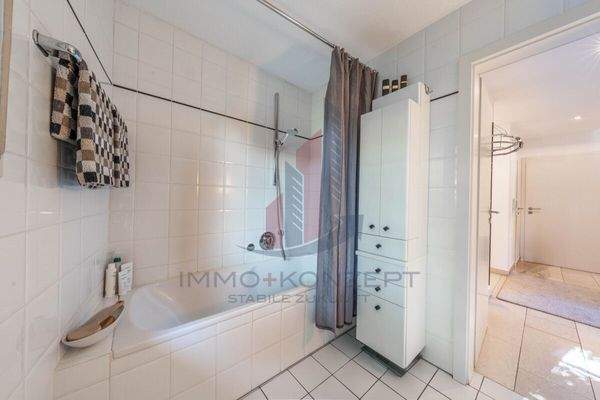 verfügt über eine Badewanne