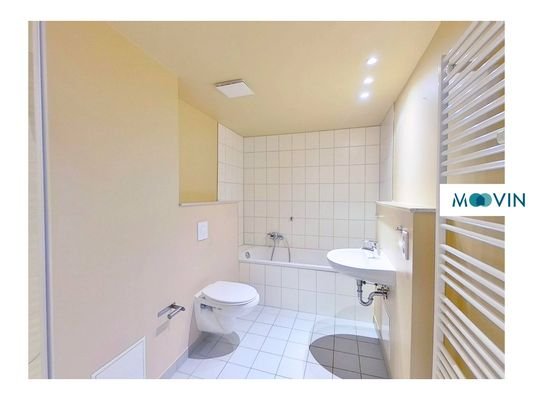 Ansicht I: Badezimmer mit Badewanne und Dusche