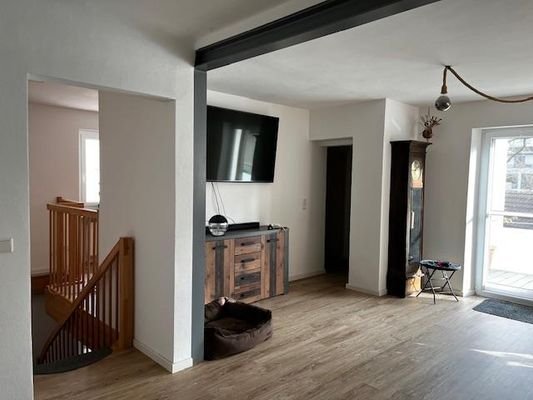 Wohnraum mit Blick zur Galerie und Holztreppe
