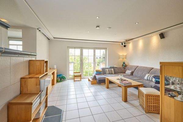 Wohnbereich mit bodentiefen Fenstern