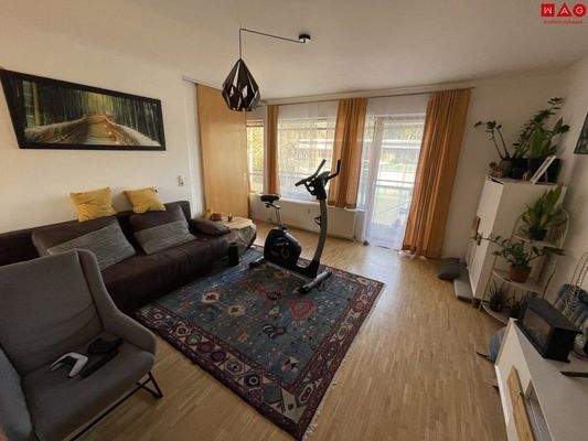 Wohnzimmer mit Balkon