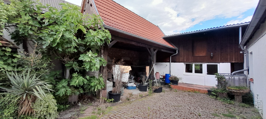 Innenhof mit Carports (1)