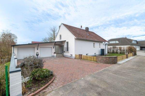 Großzügige Garageneinfahrt