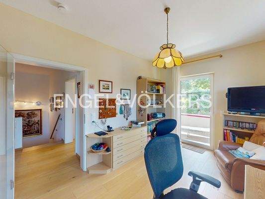 Großes Arbeits-/ Kinderzimmer