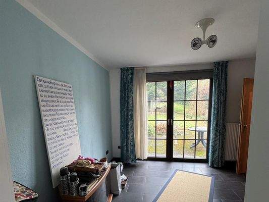 Zimmer mit Blick in den Garten