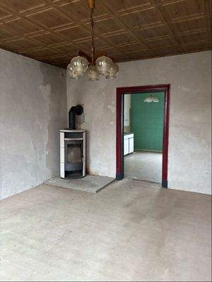 Zimmer mit Kamin im Erdgeschoss