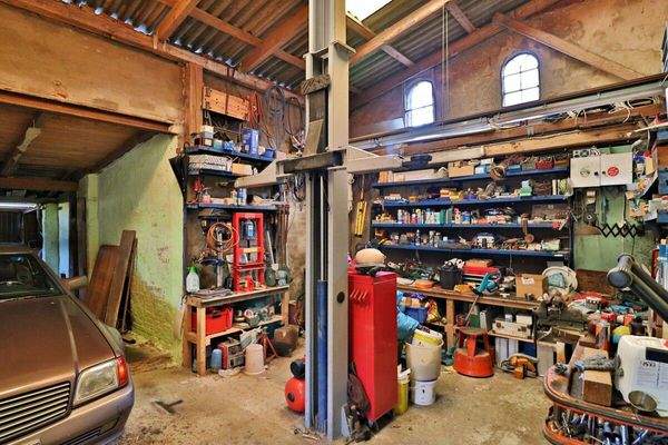 Voll ausgestattete Oldtimer-Werkstatt