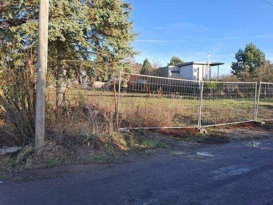 Grundstücksgrenze vorn links