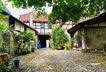 gepflasterter Innenhof mit viel Grün und Privatsphäre