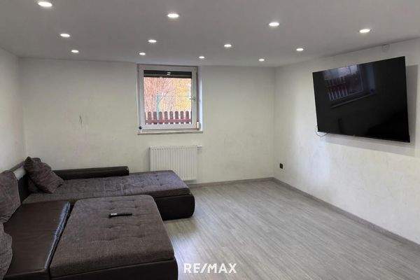 5_Wohnzimmer_KI geräumt