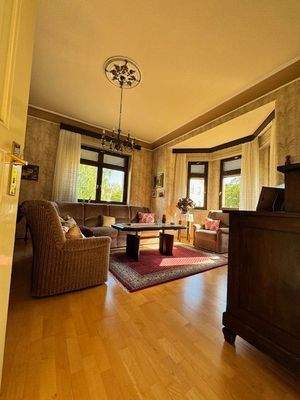 Ein riesengroßes Wohnzimmer mit Erker.