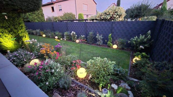 Garten hinten am Abend