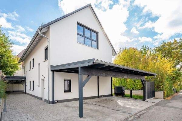Westseite mit Carport