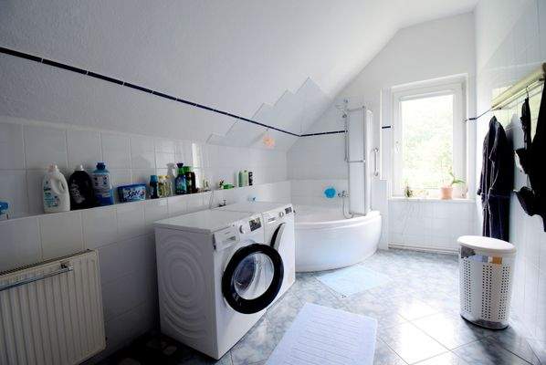 Tageslichtbad im Obergeschoss rechts