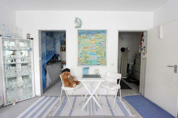 Blick in Flur und Küche