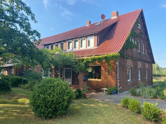 Großes, gepflegtes Wohnhaus auf einer ehemaligen Hofstelle mit Nebengebäude für Handwerk und Tiere