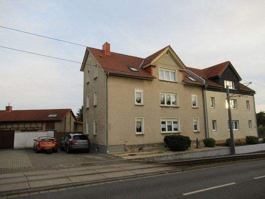 Ansicht Vorderseite mit Hofzufahrt