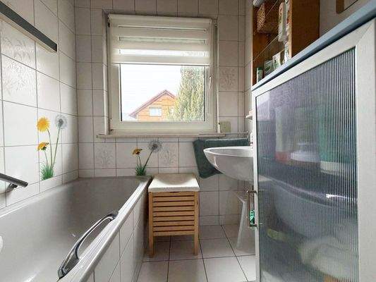 EG Badezimmer: Tageslichtbad mit Badewanne für entspannte Momente