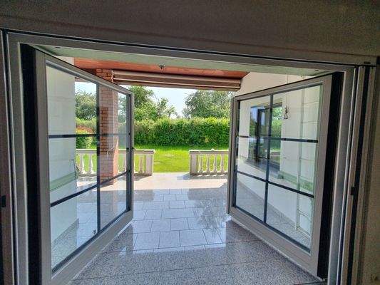 Essbereich mit Zugang zur Terrasse