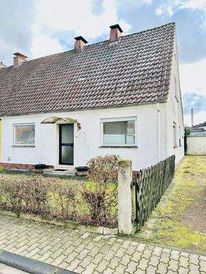 Vorderansicht mit Einfahrt und Garage