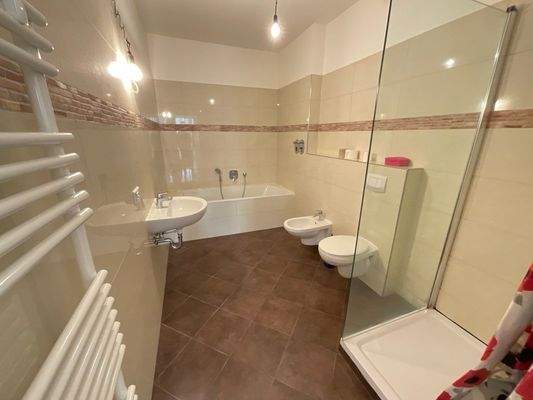 Badezimmer mit Badewanne