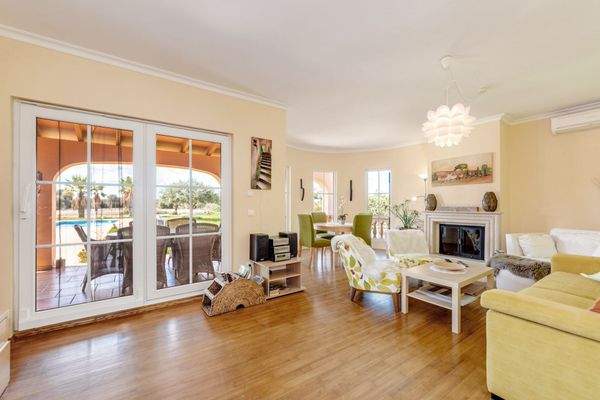 Wohnbereich mit Kamin