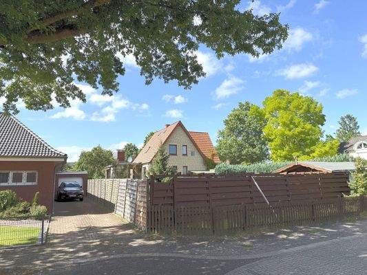 Rückansicht von der Straße