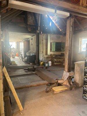 Garagen mit Werkstatt und Hepebühe innen .JPG