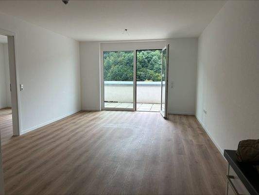 Wohn- und Essbereich mit Zugang auf den Balkon