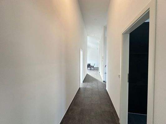 Flur mit Sicht ins Wohnzimmer 