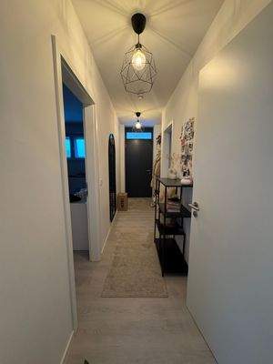 Moderner Flur mit Beleuchtung