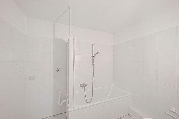 Bad mit Wanne und WM-Anschluss