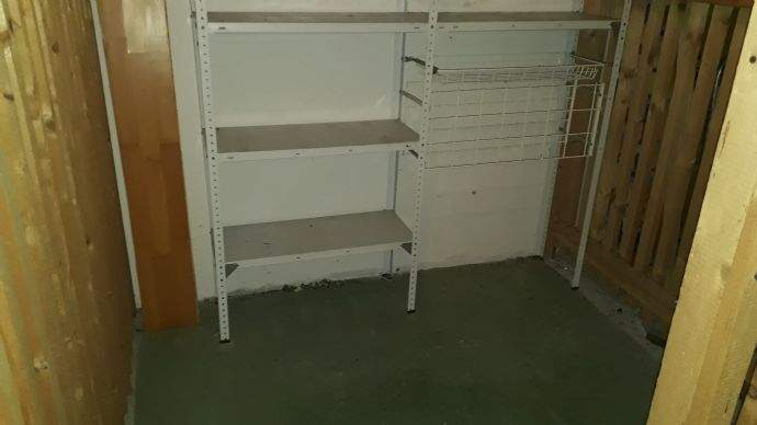 Kellerabteil mit Regalen