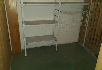 Kellerabteil mit Regalen