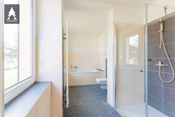 Bad mit Wanne und Dusche