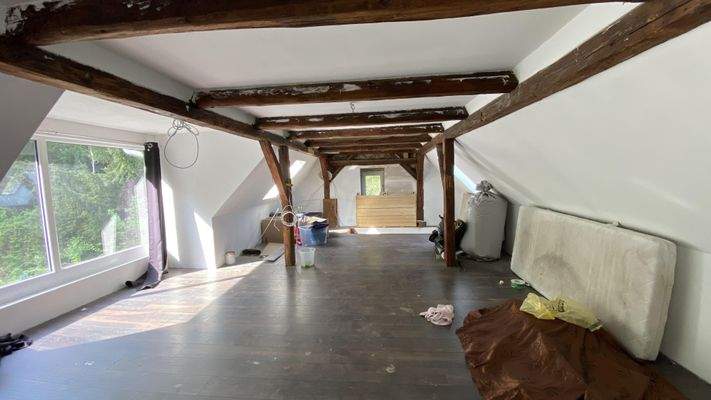 Dachboden mit Panoramafenster zum Garten