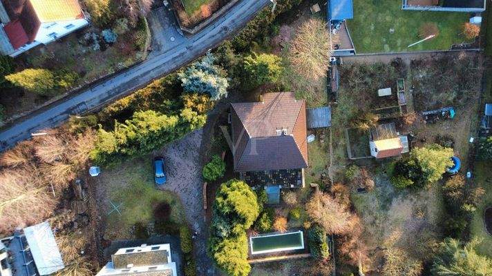 BLick von oben auf den Bestand mit Pool