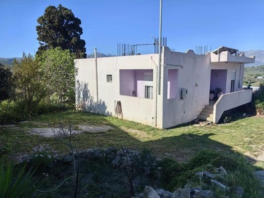 Kreta, Gonia: Zweistöckiges Haus mit Restbaurechten und Garten zu verkaufen