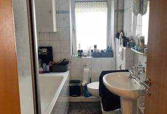 Badezimmer mit Dusche und Wanne