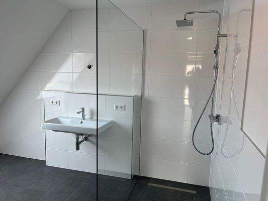 ...große, bodenebene Dusche