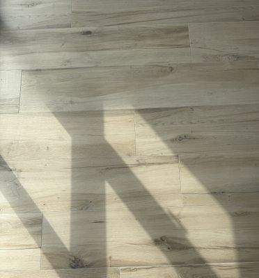 Schöne große Fliesen in Holzoptik bei Tageslicht